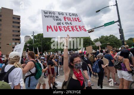 Austin, TX États-Unis 31 mai 2020 : les manifestants défilent au Capitole de l'État le deuxième jour des rassemblements contre le racisme et le meurtre par la police de George Floyd la semaine dernière. Un rassemblement officiel a été annulé par les organisateurs mais plus de 2,000 Texans ont de toute façon dénoncé la violence, la haine et la brutalité policière. Bob Daemmrich Banque D'Images