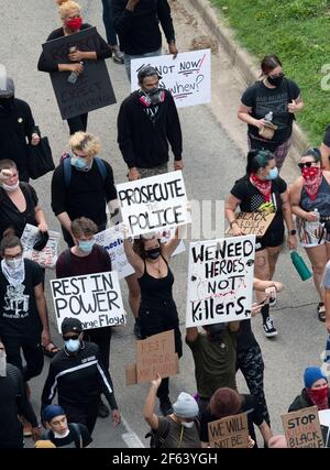 Austin, TX États-Unis 31 mai 2020 : les manifestants défilent au Capitole de l'État le deuxième jour des rassemblements contre le racisme et le meurtre par la police de George Floyd la semaine dernière. Un rassemblement officiel a été annulé par les organisateurs mais plus de 2,000 Texans ont de toute façon dénoncé la violence, la haine et la brutalité policière. ©Bob Daemmrich Banque D'Images