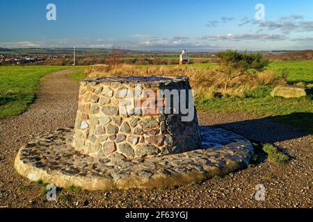 Royaume-Uni, Yorkshire du Sud, Barnsley, Royston, Rabbit ings Country Park, Stone Cairn Viewpoint Banque D'Images