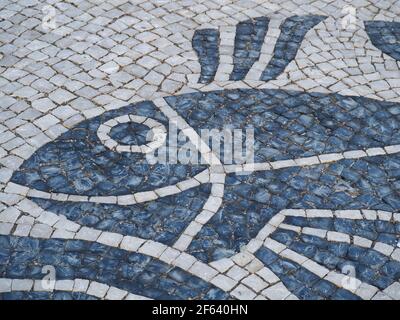 Pavé portugais typique avec un poisson à Lagos Banque D'Images