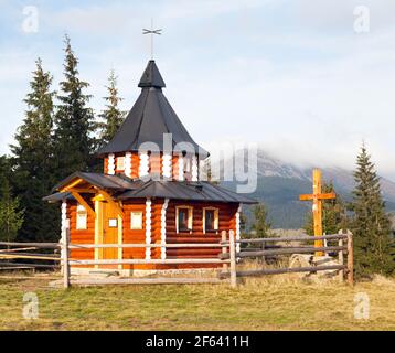 Petite église ou chapelle en bois dans les montagnes carpathes d'Ukraine Banque D'Images