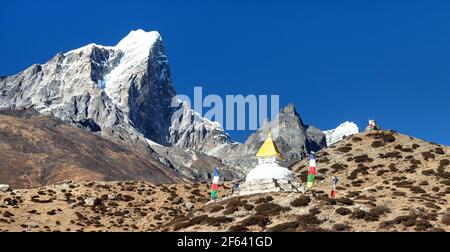 Tabuche Peak et stupa sur le chemin du camp de base de l'Everest près du village de Pangboche, région de l'Everest, montagnes de l'Himalaya du Népal Banque D'Images