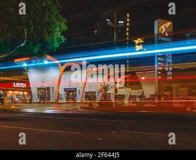 Lima, Pérou - mars 29 2021 : station service Primax, vente d'essence et de carburant gnv. Vue de nuit, exposition longue, Lima, Pérou. Banque D'Images