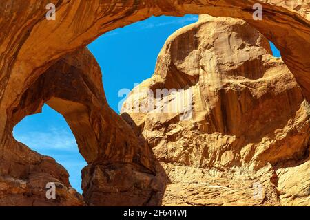 Formation géologique à double arc, parc national d'Arches, Utah, États-Unis d'Amérique. Banque D'Images