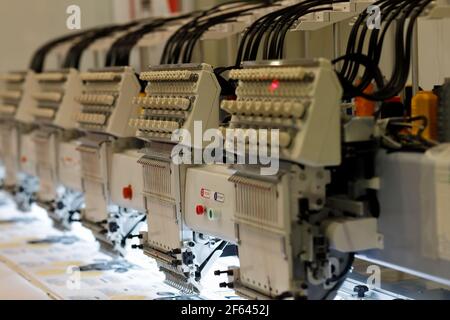 Machine moderne de broderie à plusieurs têtes. Mise au point sélective. Banque D'Images