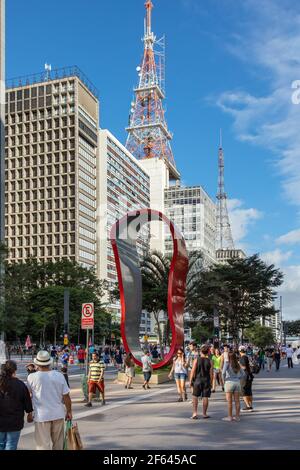 Sculpture par Tomie Ohtake Paulista Avenue, Sao Paulo, SP Brésil Banque D'Images