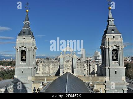 Vue depuis le toit de la cathédrale de Madrid (Catedral Nuestra Señora de la Almudena) en regardant vers le Palacio Real, Madrid, Espagne. Banque D'Images