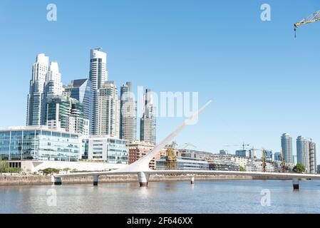 Puerto Madero, un quartier exclusif et touristique de Buenos Aires, Argentine: Bâtiments modernes et pont Puente de la Mujer. Banque D'Images