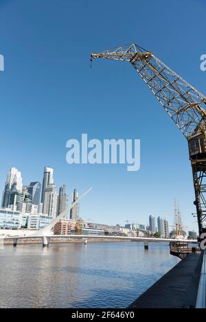 Puerto Madero, un quartier exclusif à Buenos Aires, Argentine: Bâtiments modernes, pont Puente de la Mujer, Fragata ARA Presidente Sarmiento mus Banque D'Images