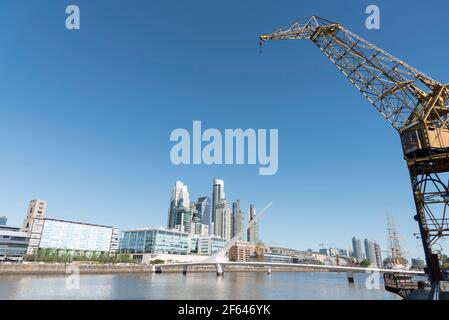 Puerto Madero, un quartier exclusif et touristique à Buenos Aires, Argentine: Bâtiments modernes, pont Puente de la Mujer, Fragata ARA Presidente Banque D'Images