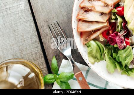 Concept de saine alimentation plat. Régime méditerranéen, assiette avec feuilles de salade de laitue verte, tranches de tomate noire, avocat, poivron rouge, basilic, oli Banque D'Images