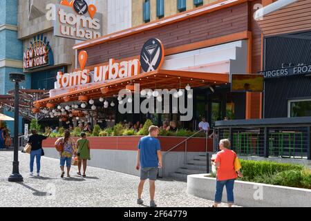 Nevada, Etats-Unis 10-01-18 UN groupe de touristes marchent devant le restaurant moderne Tom's Urban situé dans l'hôtel New York-New York Las Vegas Banque D'Images