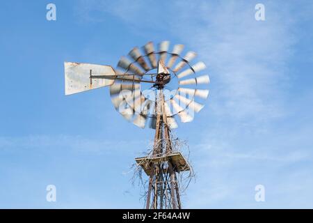 Pompe à vent Aermotor sur une ferme de l'Iowa Banque D'Images