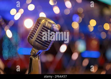 Microphone rétro sur fond de lumières floues du restaurant Banque D'Images