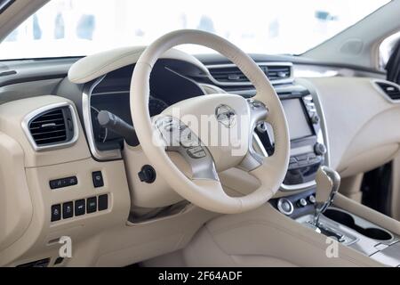 Russie, Izhevsk - 19 février 2021 : salle d'exposition Nissan. Intérieur d'une nouvelle voiture moderne de Murano. Célèbre marque mondiale. Transport moderne. Banque D'Images