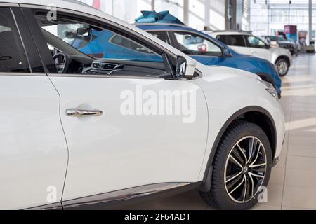 Russie, Izhevsk - 19 février 2021 : nouvelles voitures modernes dans la salle d'exposition de Nissan. Célèbre marque mondiale. Véhicules prestigieux. Banque D'Images