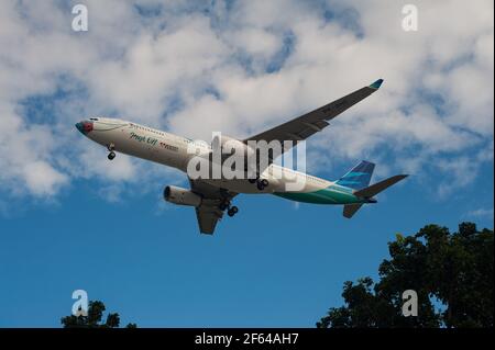 26.03.2021, Singapour, République de Singapour, Asie - UN Airbus A330-343 Garuda Indonesia s'approche de l'aéroport Changi pour atterrir. Banque D'Images