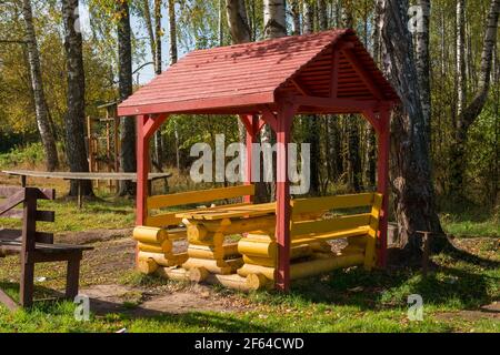 Belvédère en bois pour un pique-nique dans la forêt sur un jour d'automne Banque D'Images