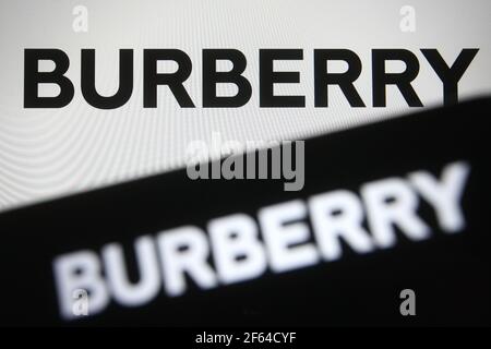 Ukraine. 29 mars 2021. Dans cette illustration, le logo Burberry d'une maison de luxe britannique est visible sur un smartphone et un écran de pc. (Photo de Pavlo Gonchar/SOPA Images/Sipa USA) crédit: SIPA USA/Alay Live News Banque D'Images