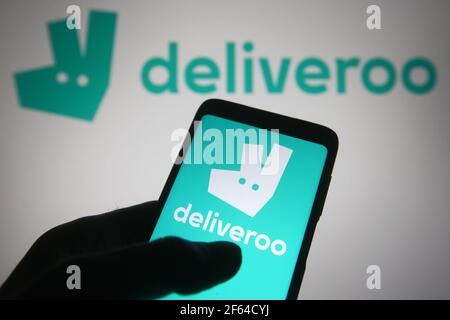 Ukraine. 29 mars 2021. Dans cette illustration, le logo Deliveroo d'une entreprise de livraison de nourriture en ligne est visible sur un smartphone et un écran de pc. (Photo de Pavlo Gonchar/SOPA Images/Sipa USA) crédit: SIPA USA/Alay Live News Banque D'Images