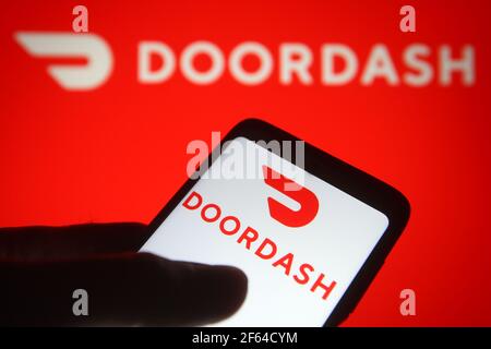 Ukraine. 30 mars 2021. Dans cette illustration, le logo Doordash d'une société américaine de commande de produits alimentaires en ligne est visible sur un smartphone et un écran de pc. (Photo de Pavlo Gonchar/SOPA Images/Sipa USA) crédit: SIPA USA/Alay Live News Banque D'Images