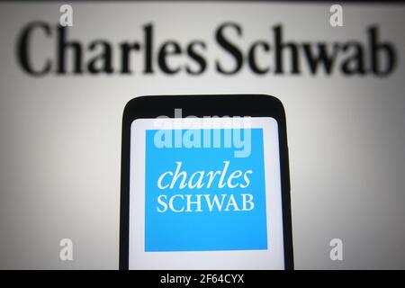 Ukraine. 29 mars 2021. Dans cette illustration, le logo Charles Schwab d'une société de services financiers américaine est visible sur un smartphone et un écran de pc. (Photo de Pavlo Gonchar/SOPA Images/Sipa USA) crédit: SIPA USA/Alay Live News Banque D'Images