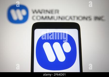 Ukraine. 30 mars 2021. Dans cette illustration, le logo de Warner Communications inc. Est visible sur un smartphone et un écran de pc. (Photo de Pavlo Gonchar/SOPA Images/Sipa USA) crédit: SIPA USA/Alay Live News Banque D'Images