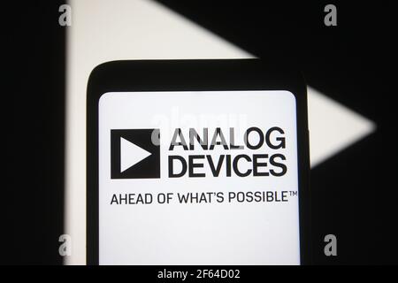 Ukraine. 29 mars 2021. Dans cette illustration, le logo Analog Devices d'une société américaine de fabrication de semi-conducteurs est visible sur un smartphone et un écran de pc. (Photo de Pavlo Gonchar/SOPA Images/Sipa USA) crédit: SIPA USA/Alay Live News Banque D'Images