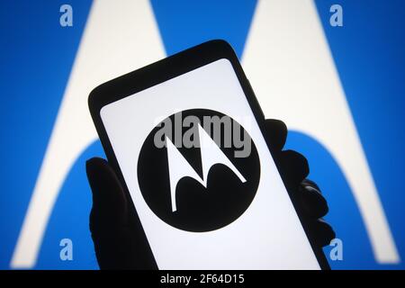 Ukraine. 30 mars 2021. Dans cette illustration, le logo Motorola apparaît sur un smartphone et un écran d'ordinateur. (Photo de Pavlo Gonchar/SOPA Images/Sipa USA) crédit: SIPA USA/Alay Live News Banque D'Images