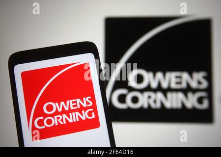 Ukraine. 30 mars 2021. Sur cette photo, le logo Owens Corning est visible sur un smartphone et un écran de pc. (Photo de Pavlo Gonchar/SOPA Images/Sipa USA) crédit: SIPA USA/Alay Live News Banque D'Images