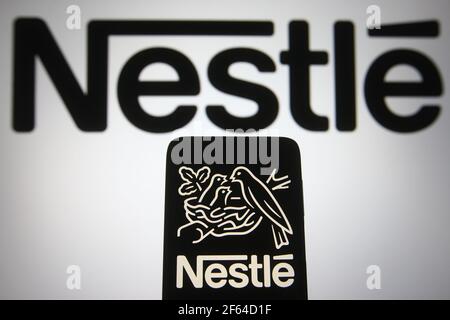 Ukraine. 30 mars 2021. Dans cette illustration, le logo Nestlé est visible sur un smartphone et un écran de pc. (Photo de Pavlo Gonchar/SOPA Images/Sipa USA) crédit: SIPA USA/Alay Live News Banque D'Images