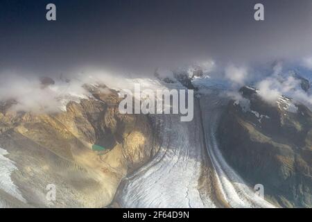 Vue aérienne du glacier Gorner (Gornergletscher) et des sommets montagneux dans la brume, Zermatt, canton du Valais, Suisse Banque D'Images