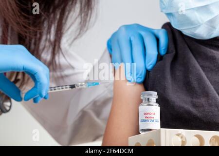 Des essais cliniques sont en cours pour l'innocuité et l'efficacité des vaccins contre la COVID 19 chez les enfants. Une image de concept montrant un enfant qui reçoit le vaccin COVID Banque D'Images