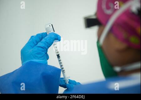 Quito, Équateur. 29 mars 2021. Un personnel médical prépare une dose de vaccin Pfizer contre le covid 19.le programme de vaccination en Équateur a commencé dans sa première phase, Qui comprend le personnel de première ligne et les personnes âgées, au Centre de congrès Bicentennial de Quito, la journée de vaccination a été effectuée pour les citoyens de plus de 65 ans, le vaccin appliqué est de la société pharmaceutique Pfizer. Crédit : SOPA Images Limited/Alamy Live News Banque D'Images