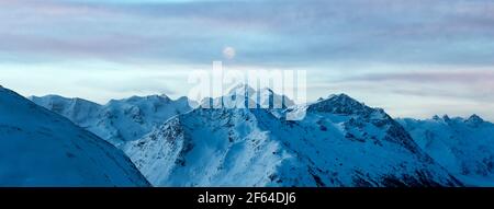 Vue panoramique du Piz Bernina, Biancograt et Piz Palu enneigés au lever du soleil d'hiver, canton de Graubunden, Engadine, Suisse Banque D'Images