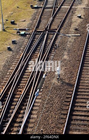 Voies de chemin de fer rouillées sur gravier. Vue de dessus des chemins de fer par une journée ensoleillée Banque D'Images