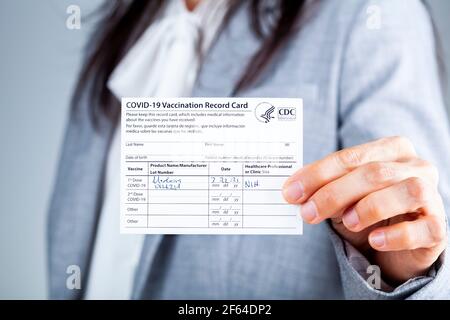 Clarksburg, MD, États-Unis 03-29-2021: Une femme d'affaires caucasienne montre sa carte de vaccination COVID émise par le CDC comme preuve d'immunisation. Il a t Banque D'Images