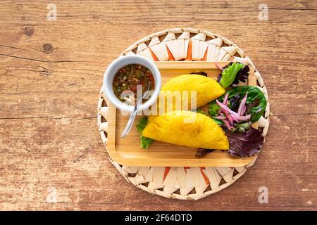 Une empanada colombienne remplie de porc tiré et servie avec Pico de Gallo Banque D'Images