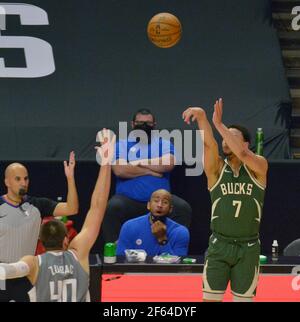 Los Angeles, États-Unis. 29 mars 2021. Bryn Forbes, garde des Milwaukee Bucks, a obtenu trois points au-dessus du centre des Clippers de Los Angeles, Ivica Zubac, pendant la première moitié au Staples Center de Los Angeles, le lundi 29 mars 2021. Les Clippers ont battu les Bucks 129-105 pour leur sixième victoire. Photo de Jim Ruymen/UPI crédit: UPI/Alay Live News Banque D'Images