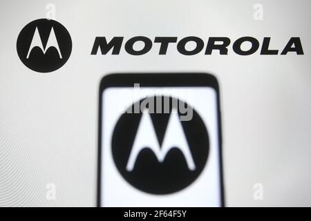 Ukraine. 30 mars 2021. Dans cette illustration, le logo Motorola apparaît sur un smartphone et un écran d'ordinateur. Credit: Pavlo Gonchar/SOPA Images/ZUMA Wire/Alay Live News Banque D'Images