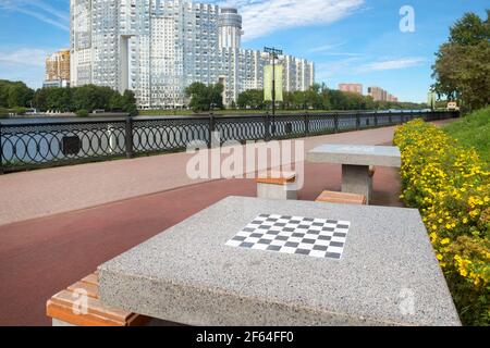 Tables pour jouer aux échecs dans un parc de la ville sur le Les rives du canal de Moscou le jour ensoleillé de l'automne Banque D'Images