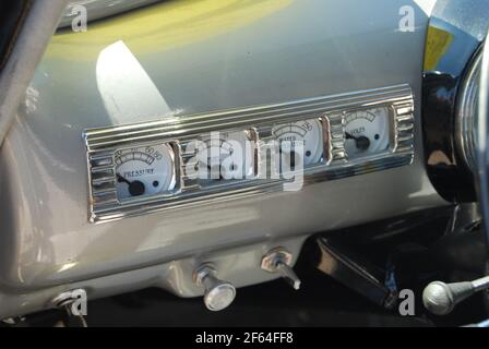 Tableau de bord de la berline Mercury 1946 avec jauges. Banque D'Images