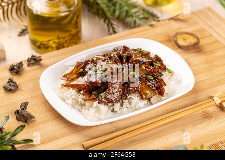 Plat principal chinois. Pousses de bambou sautées et bœuf avec riz Banque D'Images