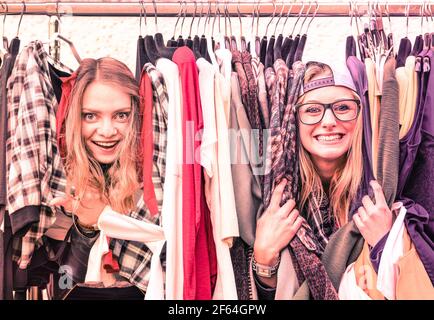 Jeunes femmes hippster au marché aux puces de vêtements - meilleurs amis Partager du temps de shopping dans la ville - les amies urbaines profitez de moments de vie heureux Banque D'Images