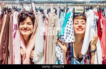 Des femmes heureuses au marché aux puces hebdomadaire - des amis femmes ayant Faites du shopping ensemble par temps ensoleillé - style de vie Millénial concept Banque D'Images