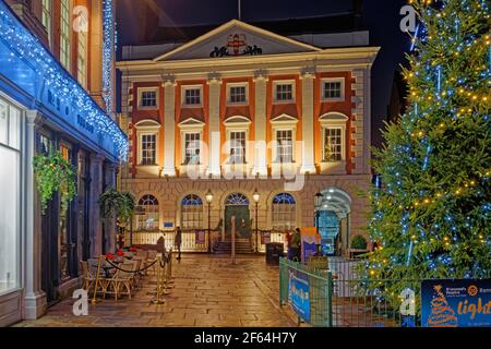 Royaume-Uni, North Yorkshire, York, Mansion House et illuminations de Noël sur la place St Helen Banque D'Images