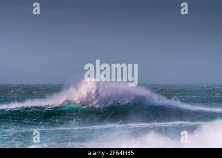 Grandes vagues et vents violents au large de la baie Fistral, à Newquay, en Cornwall. Banque D'Images
