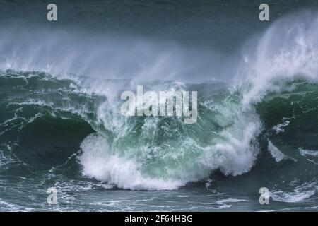 Une vague sauvage se brisant sur le récif de Cribbar au large de Towan Head à Newquay, dans les Cornouailles.