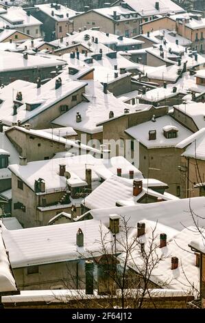 Toits enneigés dans les Abruzzes Latium et le parc national Molise, la ville de Pescasseroli. Province de l'Aquila, Abruzzes, Italie, Europe Banque D'Images