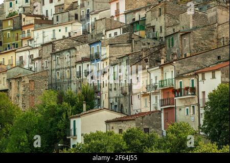 Détail des maisons penchées l'une contre l'autre dans un petit village de montagne. Prezza, province de l'Aquila, Abruzzes, Italie, Europe Banque D'Images